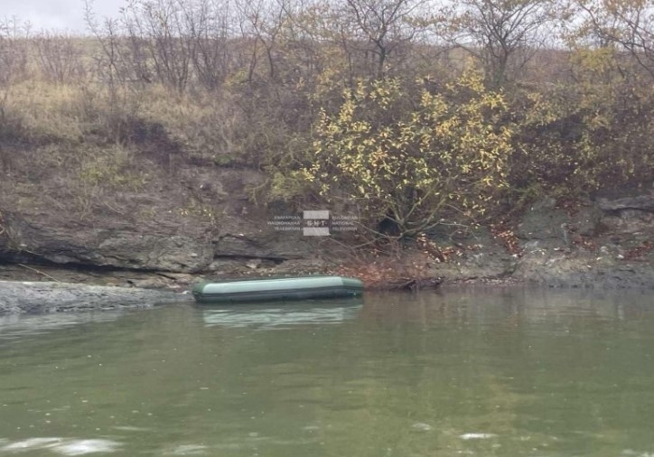 Откриха лодката на двамата изчезнали рибари в езерото Мандра край Бургас (СНИМКИ)
